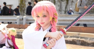 15歳の「鬼滅の刃」甘露寺蜜璃コスプレイヤー「濃いめのチーク＆アイメークでキャラの魅力を表現」＜AnimeJapan＞