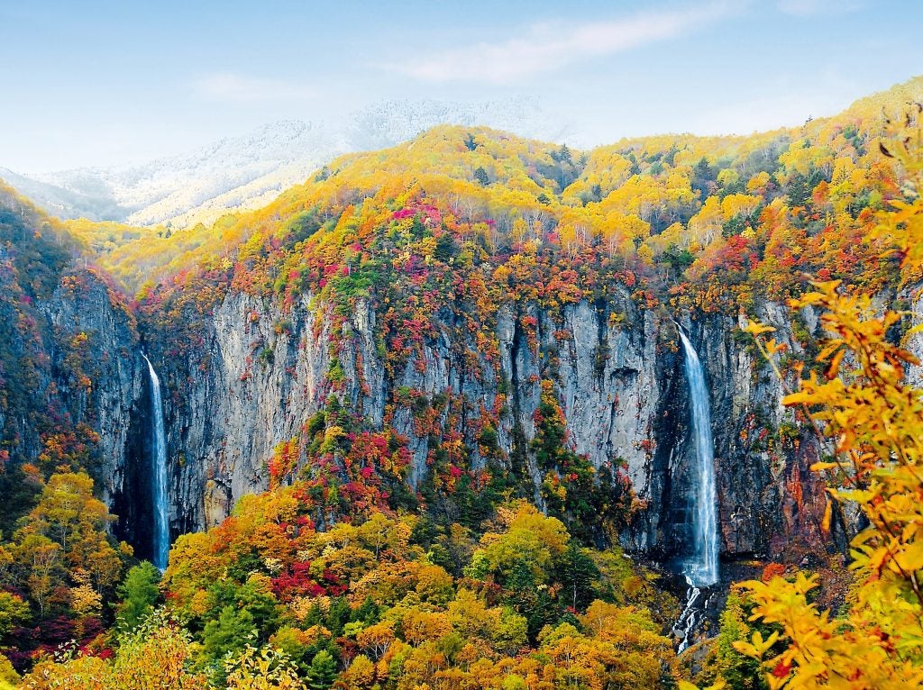 見どころは壮大な二条の滝と紅葉国指定名勝「米子瀑布群」の絶景