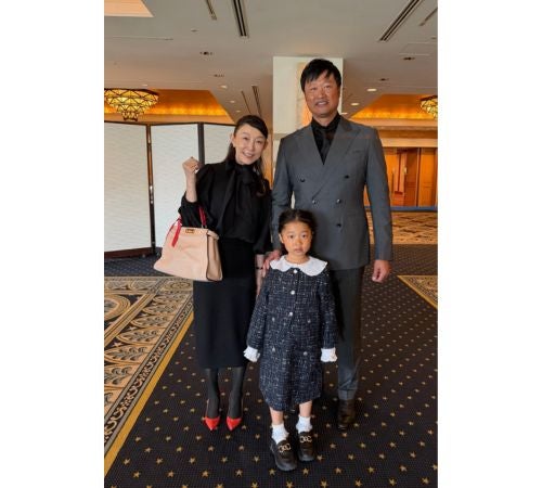  小原正子、６歳長女の卒園式に夫・マック鈴木と出席 