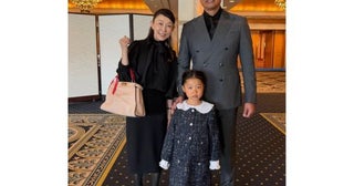  小原正子、６歳長女の卒園式に夫・マック鈴木と出席 