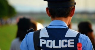 息子は高校を卒業したら「警察官」になると言っています。大学まで出たほうが年収も高くなる気がするのですが、実際どうなのでしょうか？