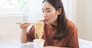 インスタントラーメンはどれだけ経済的？ 昼食がコンビニ弁当だった場合と比べ、月の食費はどれだけ違う？