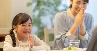 「このレタス、農薬漬けだよ」非常識な“隣客の会話”が止まらない…「久々の外食」が台無しになった家族の悲しい休日