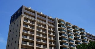 都営住宅に住む母と同居することになり、世帯年収が「400万円」になる見込みです。収入が増えたら、家賃はすぐに引き上げられてしまうのでしょうか？
