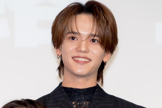 中島颯太、青ポロシャツが似合うキラキラ笑顔ショットに「こんな先生がよかった」の声＜Tokyo middle 30＞