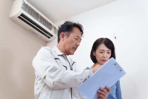 賃貸へ引っ越して1週間でエアコンが故障し、修理費「8万円」と言われました…。大家は「入居後の故障だから借主負担」と言いますが、本当に自分で払わなければならないのでしょうか？