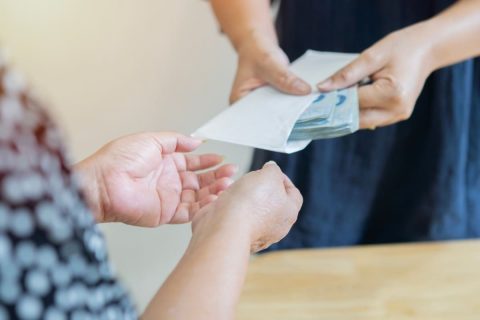 年末年始に父から「100万円」ずつもらいました。「年越しで税金がリセットされる」とのことですが、“12月31日”と“1月1日”でも意味はあるのでしょうか？ 贈与税の仕組みを確認