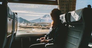 旅行の移動費をできるだけ安く抑えたいです。新幹線には「のぞみ」や「ひかり」などありますが、料金に違いはあるのでしょうか？