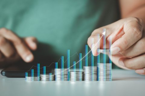 親から「いまは貯金じゃなく積立投資をすべきだ」と言われるのですが、なんだか怖くて始められません。失敗しない方法はありますか？