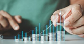 親から「いまは貯金じゃなく積立投資をすべきだ」と言われるのですが、なんだか怖くて始められません。失敗しない方法はありますか？
