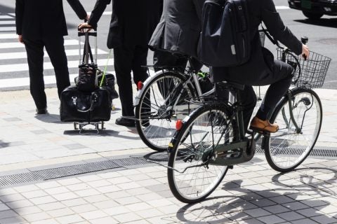 通勤中、自転車で「左側通行」を守らず右側を走ったら注意されました。「逆走」扱いと認識されて、反則金の対象になるのでしょうか？