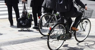 通勤中、自転車で「左側通行」を守らず右側を走ったら注意されました。「逆走」扱いと認識されて、反則金の対象になるのでしょうか？