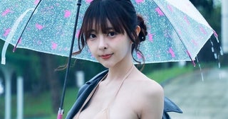 片膝を立て付け根ゾーンあらわ…東堂とも、ナースコスで美脚&豊満胸元姿に「最高」「めっちゃ良き」