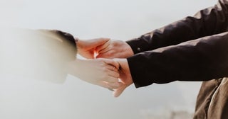 ボディタッチは「好きサイン」じゃないかも。触れてくる場所別に「女性の脈あり度」を解説