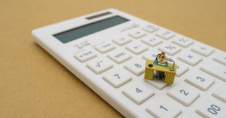高校生の娘が「バイトで103万円超えて稼ぎたい」とのこと。わが家は「年収800万円」ですが、親の税金はどれだけ増えますか？ 勤労学生控除についても解説