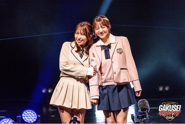 高橋かの＆平井ことがミニ丈制服風衣装＆ルーズソックスでランウエー、現役高校生に囲まれるも「まだなんとか(笑)」