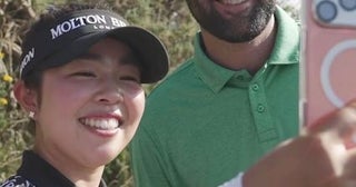 S・シェフラーと山下美夢有、昨年の「全英覇者」2人がラウンド中にバッタリ遭遇！ 自撮り2ショットで最高の笑顔