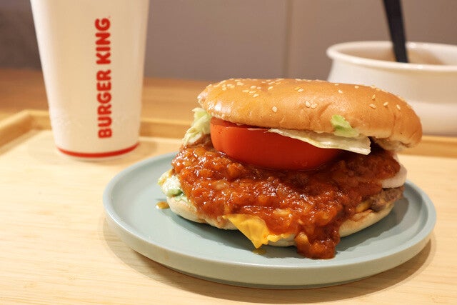 【モスワッパー】バーキンのワッパーチーズにトマトとミートソースを追加して無理やり超巨大モスバーガーが完成！＜野島慎一郎のバカレシピ＞