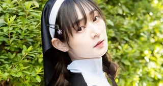 両太ももの隙間から垂直に食い込む鼠径部…近衛りこ、シワができるほど食い込んだ制服姿を公開