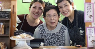 夏の売りは“ひんやり”あずきかき氷女性三代で営む甘味処の看板娘90歳