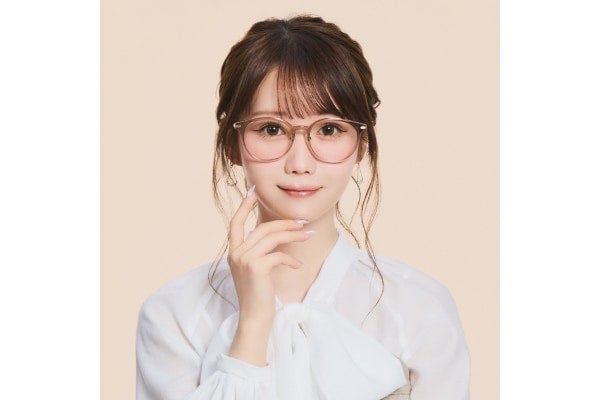 かけるだけで”ビジュ盛れ”。＝LOVE・大谷映美里がまとう中顔面短縮メガネが発売