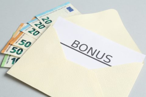 夫の年間ボーナスは夏季と冬季合わせて「100万円」でした。家計的には助かりますが、SNSで「年間200万円超え」の投稿などを見ると少なく感じてしまいます…。40代会社員としては平均的なのでしょうか？