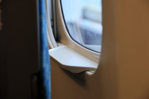 指定席で「席を替わってくれませんか？」と頼まれた。断ったら舌打ちされたけど、お金を払って窓側を取ったのに譲る義務はないですよね？