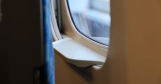 指定席で「席を替わってくれませんか？」と頼まれた。断ったら舌打ちされたけど、お金を払って窓側を取ったのに譲る義務はないですよね？