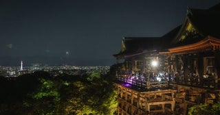 テリー・ライリーが京都・清水寺の舞台で演奏を奉納満月の下、約50名の演奏家が奏でたミニマルミュージックの祝祭をレポート