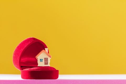 「3000万円」のマイホームを購入したいのですが、自己資金だけでは足りず、父に「500万円」出してもらうことに。妻は“贈与税”を心配していますが、親子間でも税金はかかるのでしょうか？