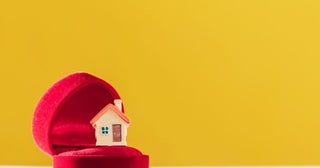 「3000万円」のマイホームを購入したいのですが、自己資金だけでは足りず、父に「500万円」出してもらうことに。妻は“贈与税”を心配していますが、親子間でも税金はかかるのでしょうか？