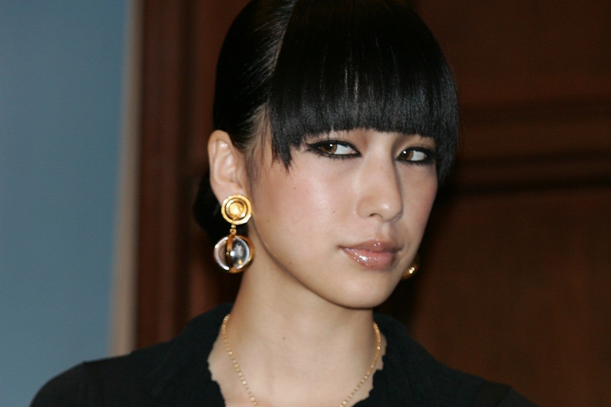 《前にも後ろにもタトゥー》43歳“紅白出場”女優歌手私服姿で新たな“絵柄”が…胸元にがっつり入った“鳥の翼”も話題に