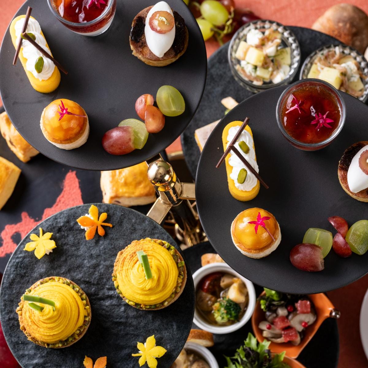 ザ・プリンス パークタワー東京の秋アフタヌーンティー。かぼちゃやじゃがいも、きのこなど、北海道食材のスイーツ＆セイボリー