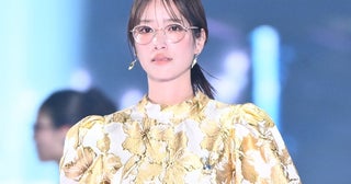 元日向坂46佐々木久美、メガネ姿で印象ガラリ ゴールド個性派ワンピでクラシカルな雰囲気【TGC2026A/W】