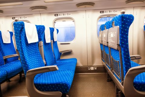 新幹線で“座席を無言でリクライニング”したら「後ろの人のハイボール」がこぼれた！ SNSでは「ゆっくり倒せばいいのに」の声もあるけど、実際“声掛けなしで倒す”のはマナー違反？