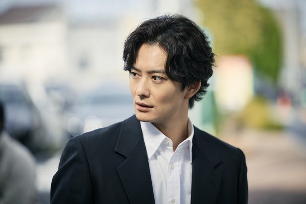 岡田将生×染谷将太による警察官兄弟の真相究明劇が開幕死因も身分も不明な変死体をめぐる事件に挑む＜田鎖ブラザーズ＞