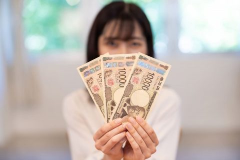 一人暮らしを始めた娘から「奨学金の返済で生活が厳しい」と言われ、毎月「3万円」を援助することに。奨学金の返済を親が肩代わりすると、贈与税の対象になるのでしょうか？