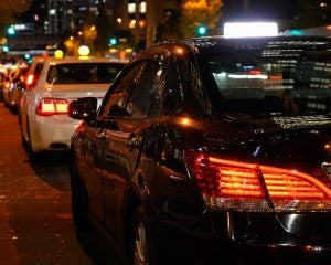 タクシー待ちの長蛇の列に堂々と割り込む“派手な男女”を、小柄な女性が「意外な持ち物」のおかげで撃退するまで