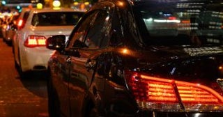 タクシー待ちの長蛇の列に堂々と割り込む“派手な男女”を、小柄な女性が「意外な持ち物」のおかげで撃退するまで
