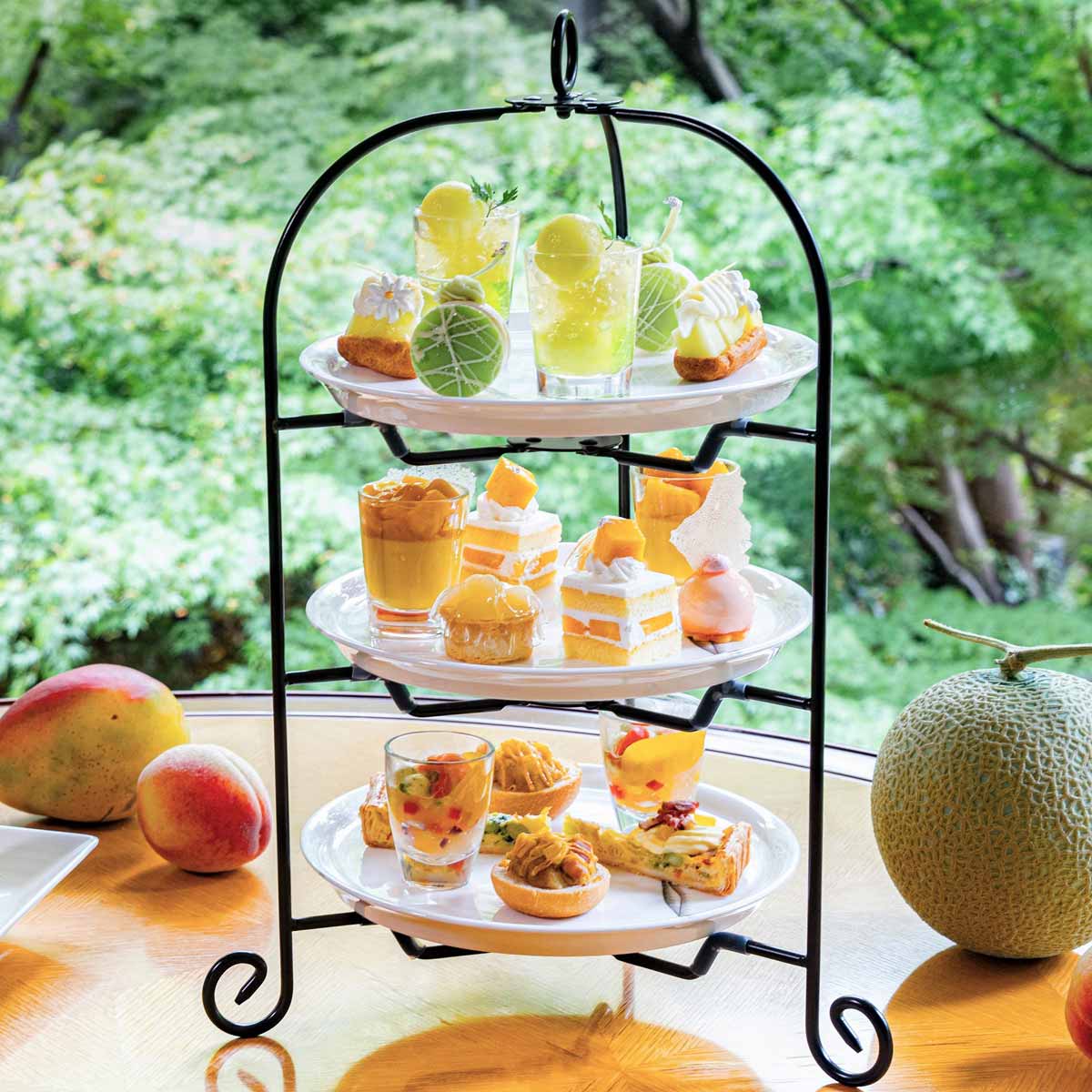 グランドプリンスホテル新高輪「Lounge Momiji」に夏限定アフタヌーンティー登場。一面の緑を眺め、上品で甘いメロンや桃を堪能