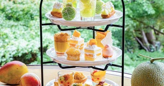 グランドプリンスホテル新高輪「Lounge Momiji」に夏限定アフタヌーンティー登場。一面の緑を眺め、上品で甘いメロンや桃を堪能