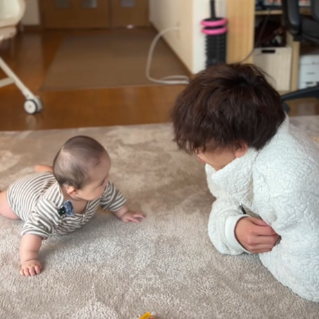 パパの奇妙な動きに大爆笑するベビたんが可愛すぎる♡【正しい筋トレの成果はこれだった】