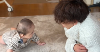 パパの奇妙な動きに大爆笑するベビたんが可愛すぎる♡【正しい筋トレの成果はこれだった】