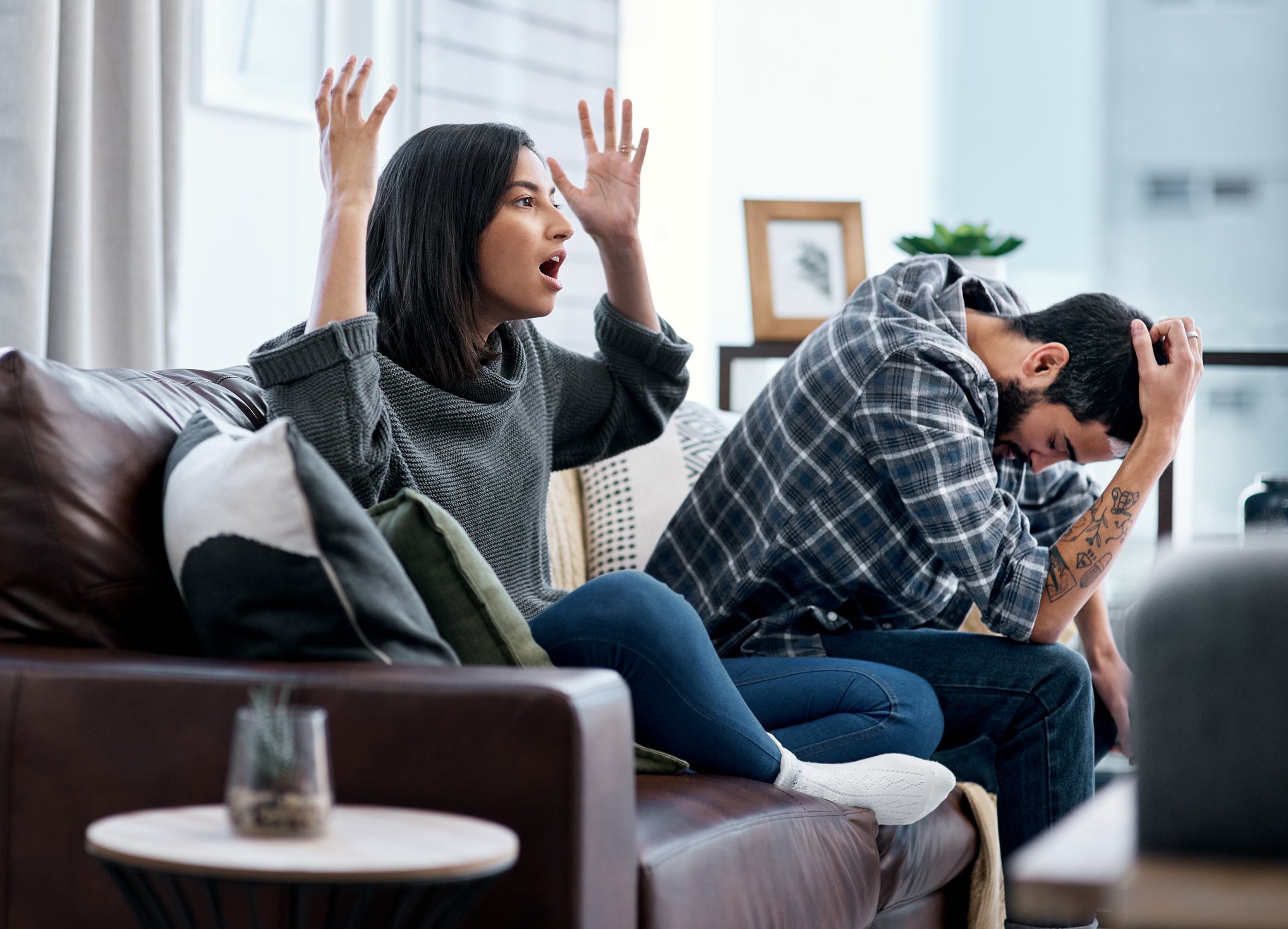 一回されるともうムリ…男性がドン引きした女性の何気ない仕草、行動4選