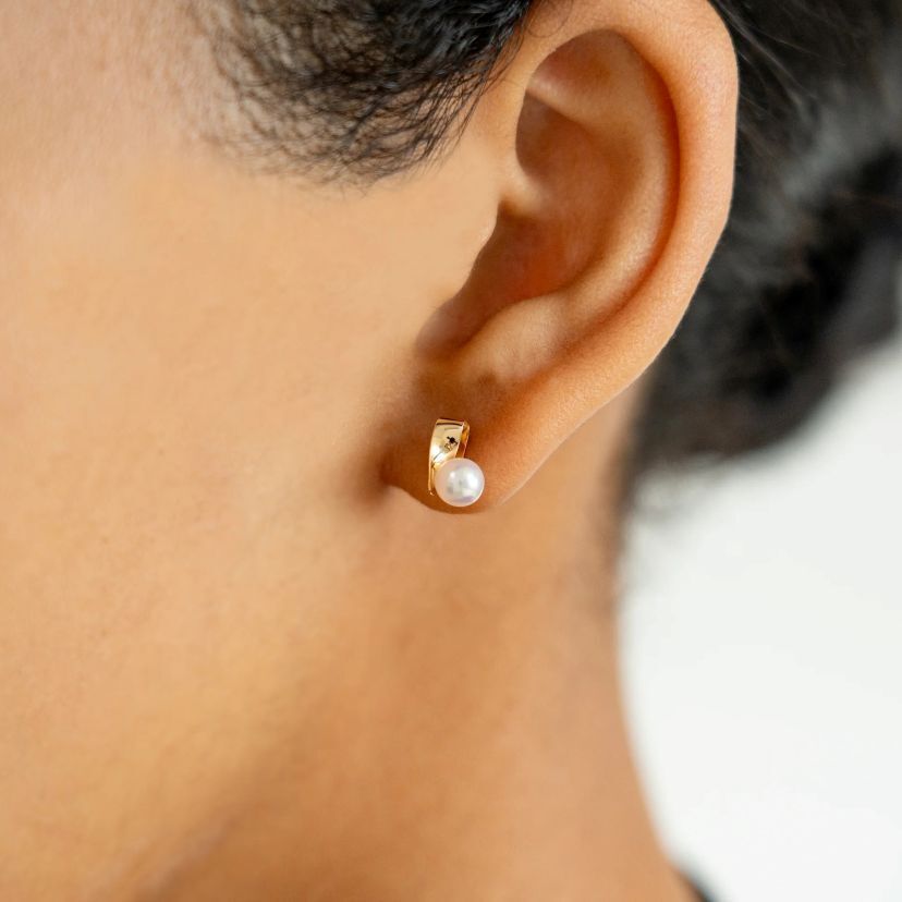 大人のカジュアルを品良く知的に仕上げるパールを「アプデ」。今っぽパールピアスで洗練スタイルを叶える