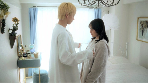 ＜ジョフウ＞NO.2セラピストの笠谷朗“レン”が周囲の男性に疲れてしまった客の心を解きほぐす