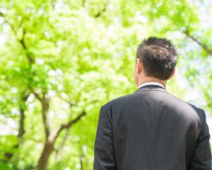 「会社名を偽る」「持っていない資格を書く」シニア転職の現場ではびこる経歴詐称の衝撃実態