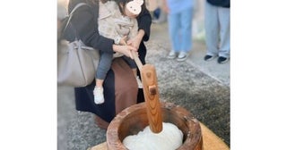  安めぐみ、10歳長女＆１歳次女との餅つきショット公開 