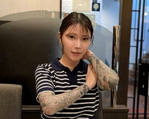 肩から手首まで刺青を…36歳女性が告白する、3度の離婚につながった壮絶な人生「愛情の示し方がわからなかった」