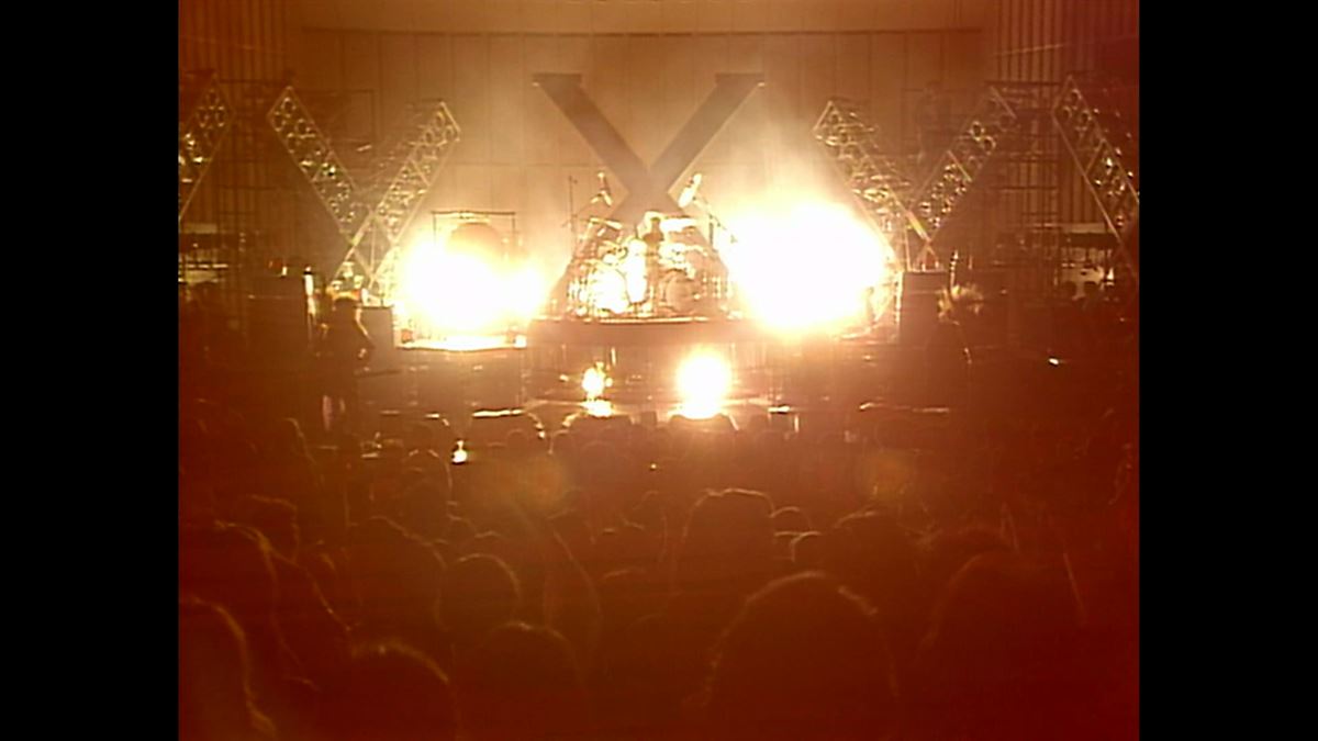 X JAPAN、未公開MVを順次公開第一弾は1989年・日比谷野音「紅」、「X」ライブ映像